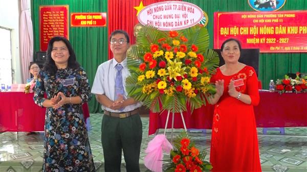BH tặng hoa chúc mừng Đại hội chi Hoi 11 Tan Phong.jpg