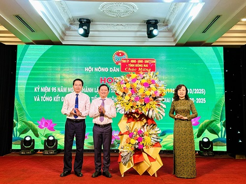 Đ.c Hằng tặng hoa.jpg