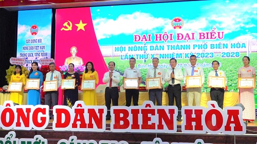 Các tập thể và cá nhận nhận Giấy khen của Hội Nông dân tỉnh.jpg