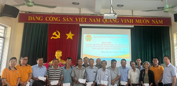 HND huyện Thống Nhất trao quà cho các chi hội dân cư.png