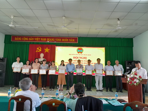 HND huyện Trảng Bom tặng giấy khen cho các tập thể cá nhân năm 2023.png