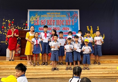 HND xã Xuân Đường trao học bổng cho học sinh.jpg