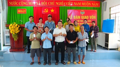 Hội Nông dân H.Thống Nhất bàn giao vốn cho 10 hộ tham gia dự án trồng lúa theo quy trình VietGap ở xã Lộ 25.jpg