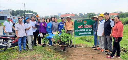 Hội nông dân xã Long Phước ra quân thực hiện mô hình sáng xanh sạch đẹp.jpg