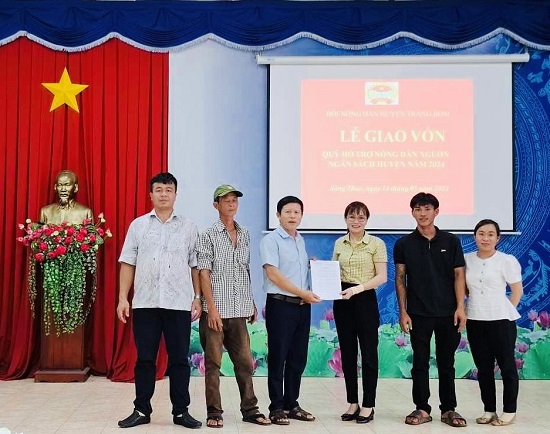 Nông dân xã Sông Thao được nhận Vốn hỗ trợ của huyện.jpg