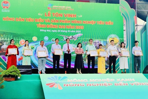 TÔN VINH NÔNG DÂN TIÊU BIỂU 25.10.jpg