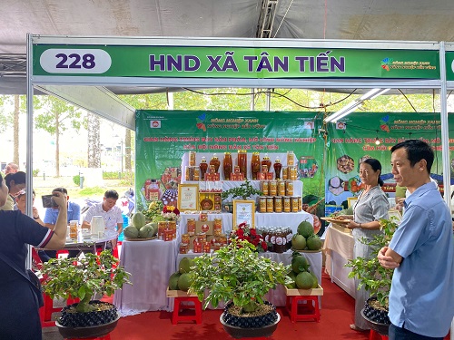 gian hàng xÃ tÂN tIẾN TẠI TRIỂN LÃM.jpg