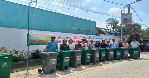 giao thùng rác cho nloong dân tại tp Long Khánh.jpg