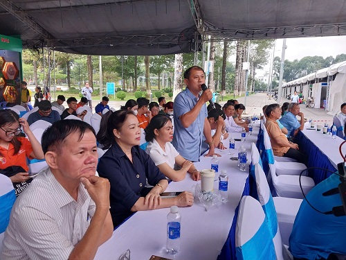nông dân đặt câu hỏi tại hội thảo.jpg