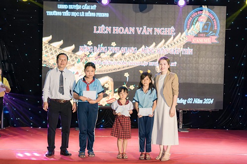 xã Xuân Đông tặng quà cho học sinh TH Lê Hồng Phong.jpg