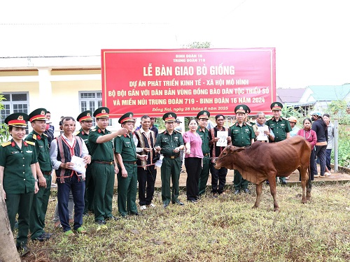 Đak Nhau trao bò cho nông dân 28.8.jpg