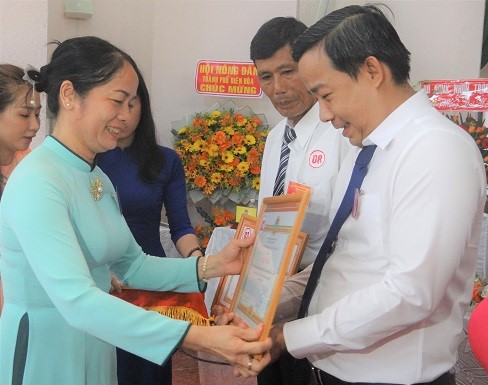 Đc Hồ Thị Sự tặng GK của HND tỉnh cho các cá nhân tại ĐH Nhơn TRạch.jpg