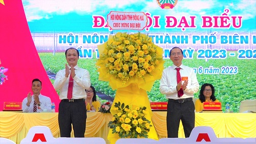 Đồng chí Nguyễn Tuấn Anh Chủ tịch Hội Nông dân tỉnh tặng hoa chúc mừng Đại hội.jpg
