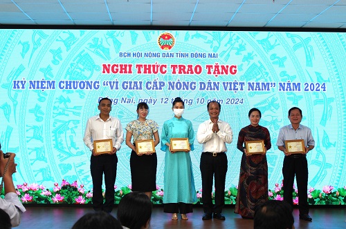 Đồng chí Nguyễn Tuấn anh tựng kỷ niệm chương cho đại biểu. 12.10.jpg