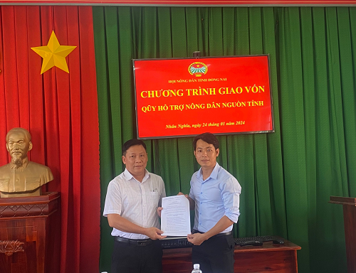 Đồng chí Võ Chí Hùng trao quyết định giao vốn cho xã Nhân Nghĩa.png