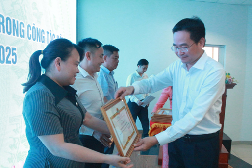 đc Nguyễn Văn Giang tặng giấy khen cho các tập thể cá nhân.png