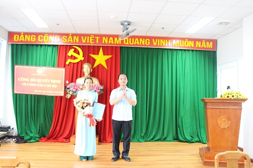 đồng chí Nguyễn Tuấn Anh trao quyết định bổ nhiệm đc Nguyễn Thị Thu Dinh.jpg